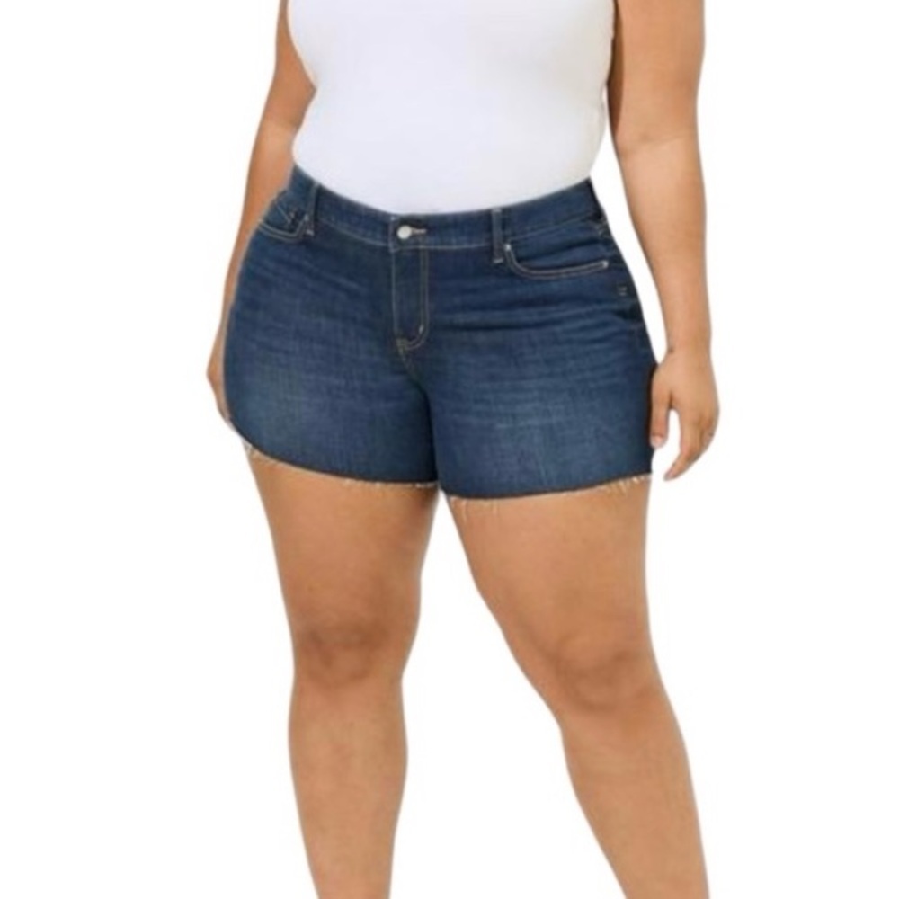 Torrid 5” Vintage Stretch Mid Rise Denim/Jean Raw Hem Shorts. Plus Size 18.